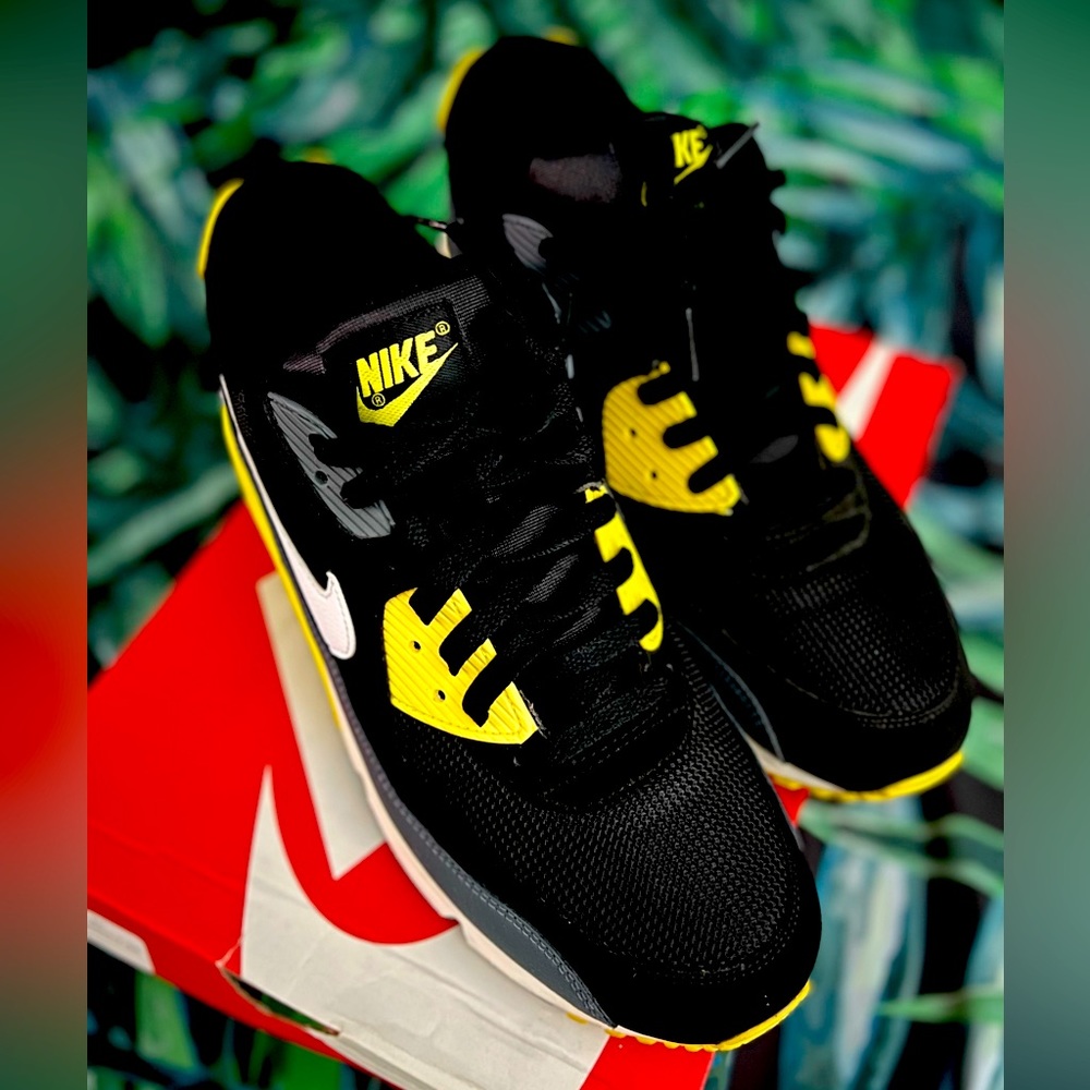 Nike Air Max 90 Essential. Black/white/Yellow Armory Slate.
